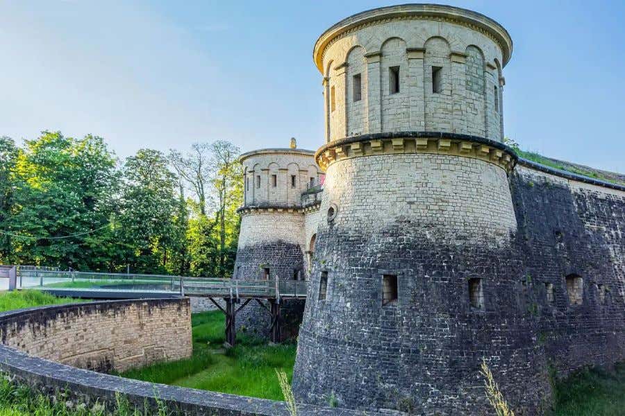 Fort Thüngen, une forteresse avec deux hautes tourelles et un pont-levis, à faire au Luxembourg