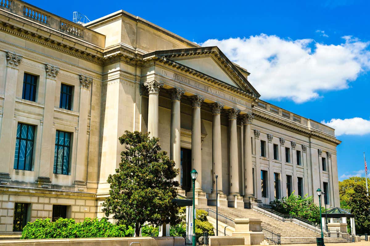 Fachada del Franklin Institute, un museo con un pórtico de inspiración neoclásica con varias columnas corintias y un frontón triangular