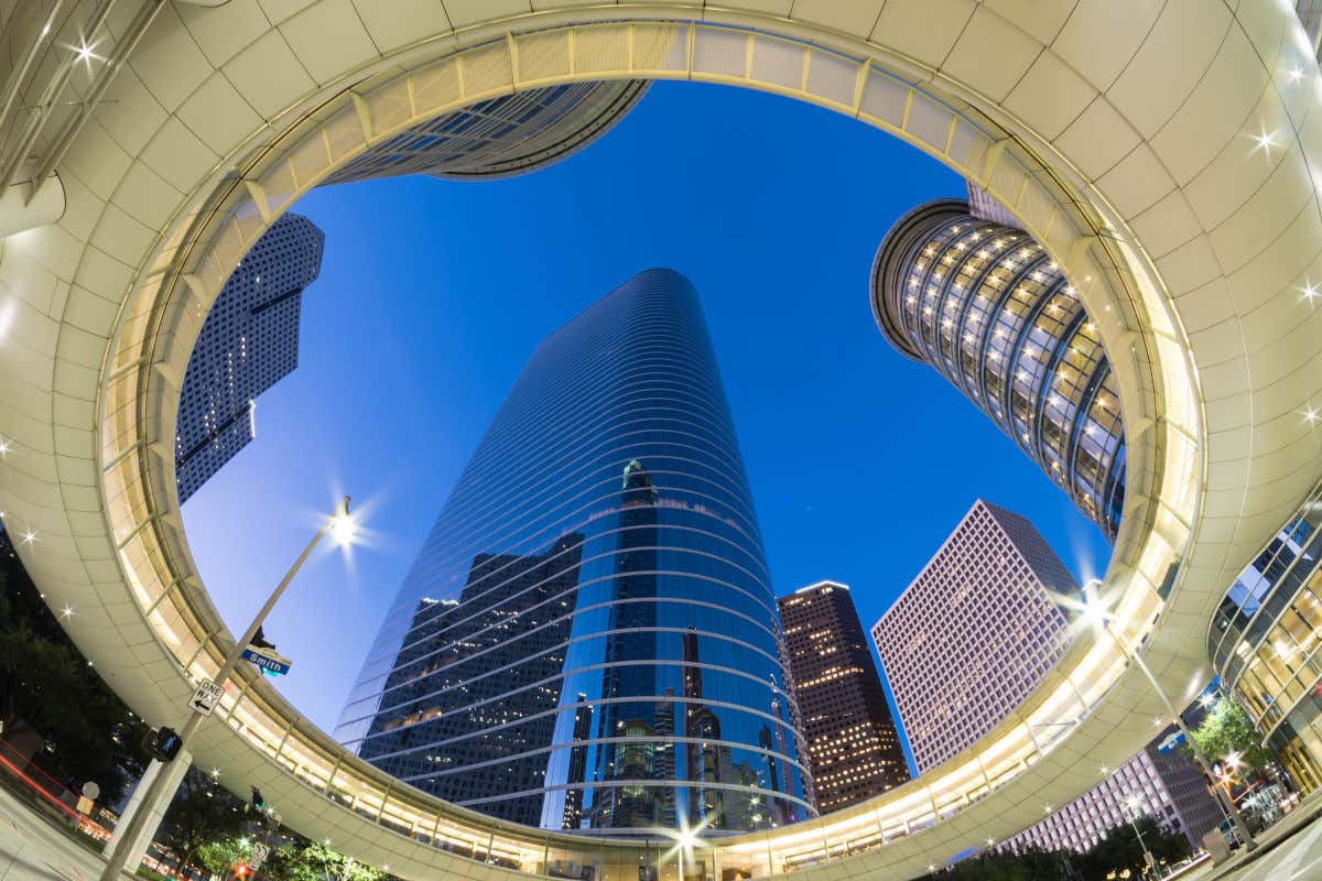 Varios rascacielos de Houston por la noche