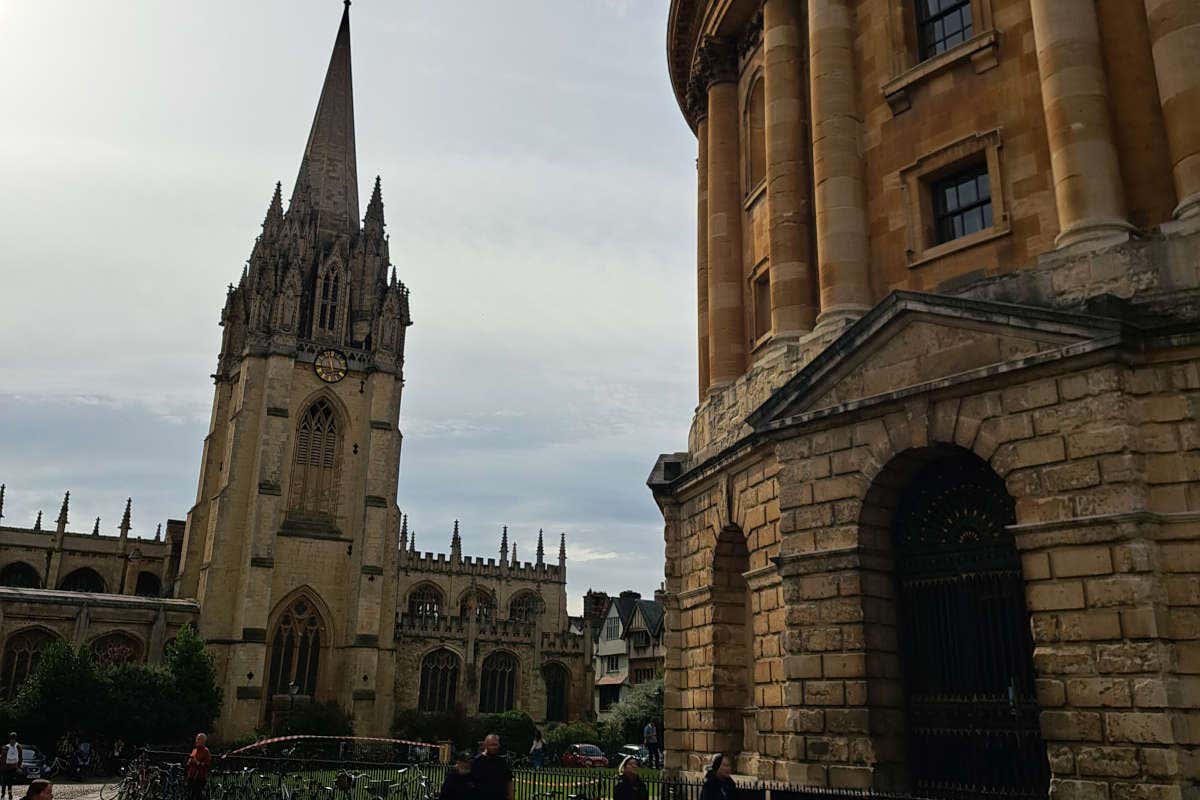 La iglesia St. Mary the Virgin, con una enorme aguja en su parte superior