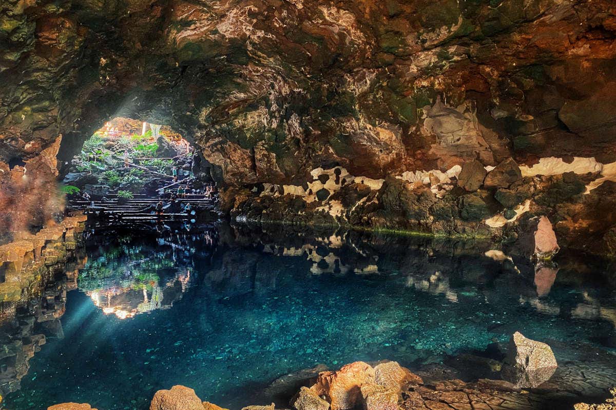 Los Jameos del Agua, una cueva con una piscina cristalina natural