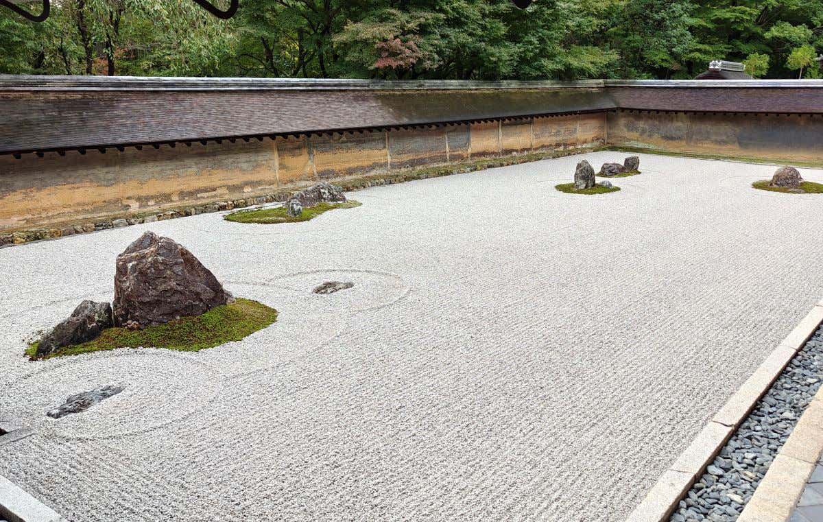 Detalle de las piedras desde un lateral del jardín zen del templo Ryoan-ji de Kioto