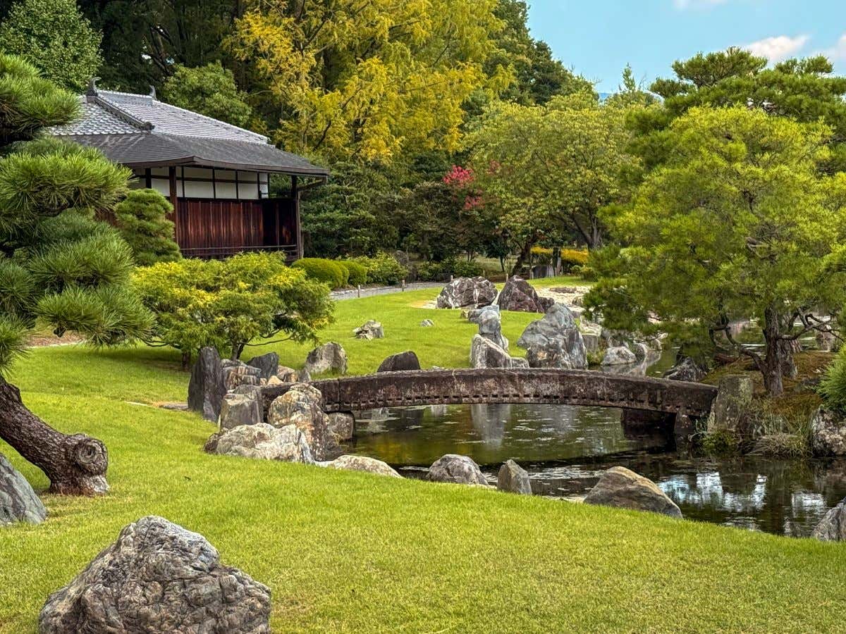 Vista panorámica de los jardines del Castillo de Nijo en un día despejado 