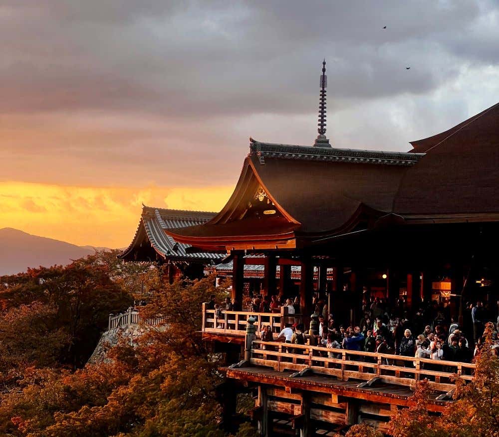 Vista panorámica del templo Kiyomizu-dera al atardecer repleto de turistas