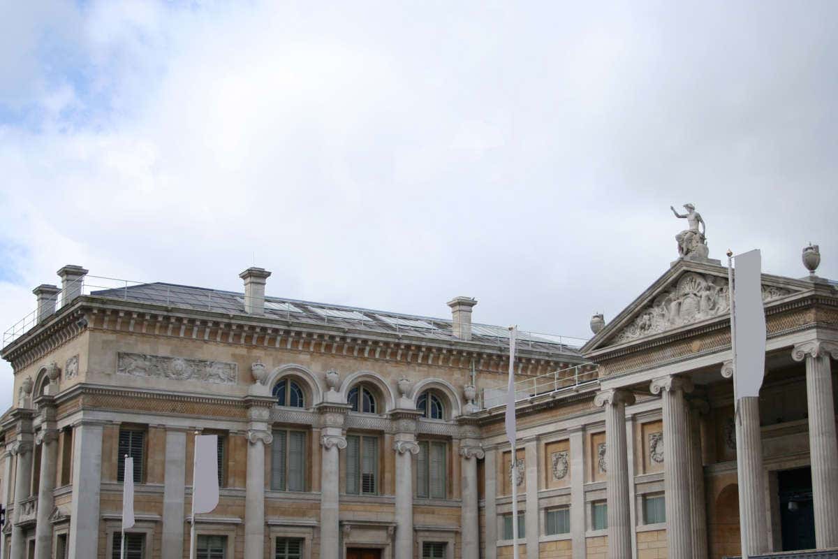 Fachada con columnas blancas del Museo Ashmolean