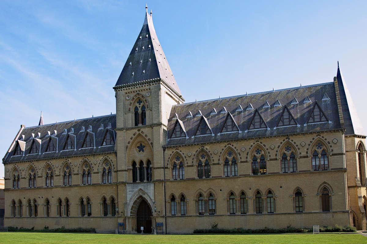 Fachada neoclásica del Museo de Historia Natural de Oxford con un jardín verde en su parte delantera