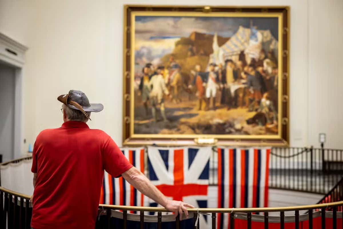 Interior del Museo de la Revolución Americana de Filadelfia con un hombre contemplando un cuadro y unas banderas