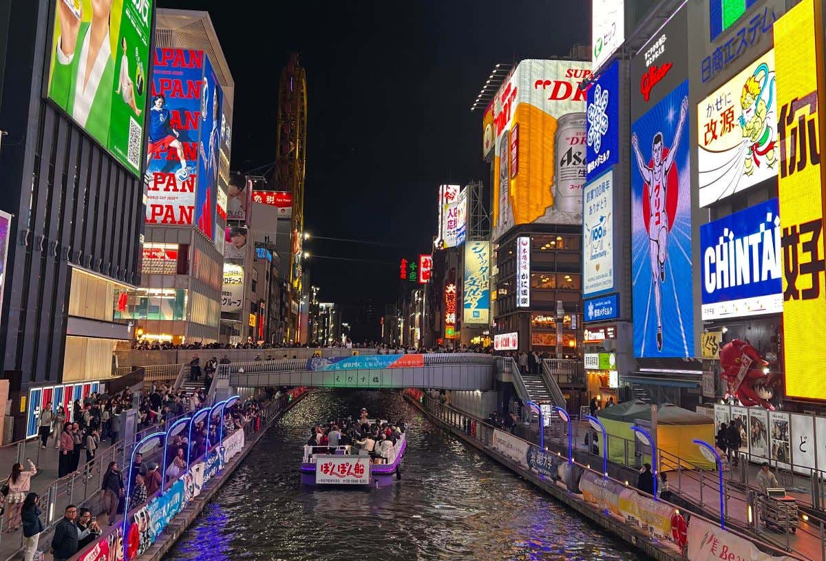 Detalle del canal Dotonbori de Osaka con mucho ambiente y los neones iluminados en la noche