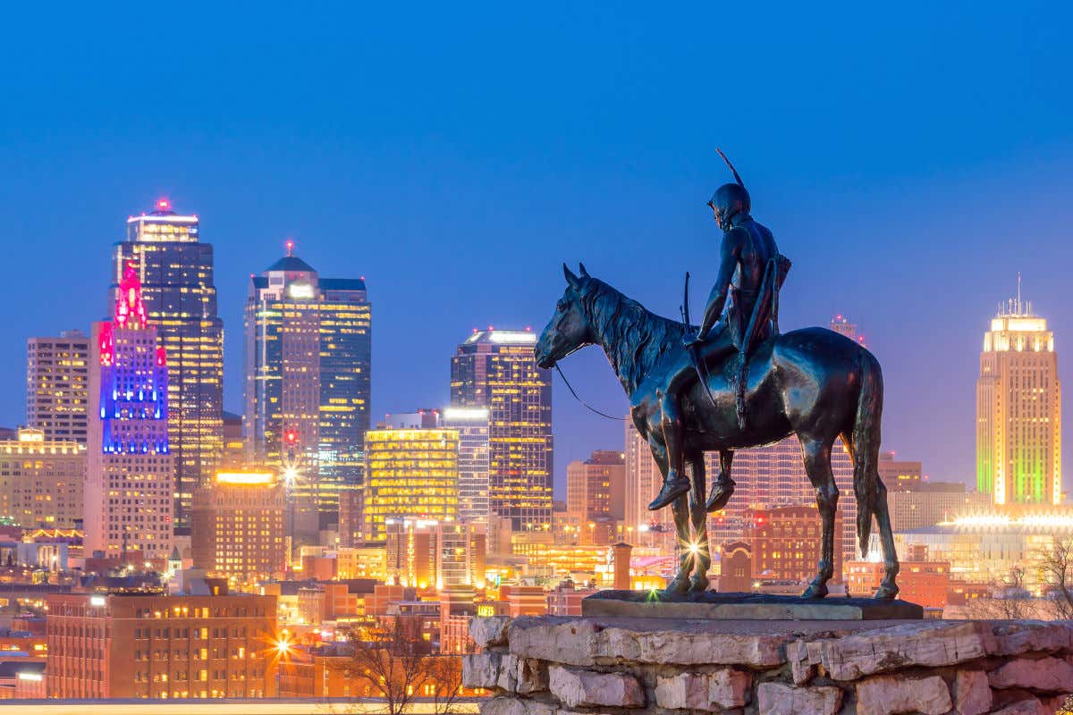 Una escultura ecuestre con vistas a los altos rascacielos de Kansas City