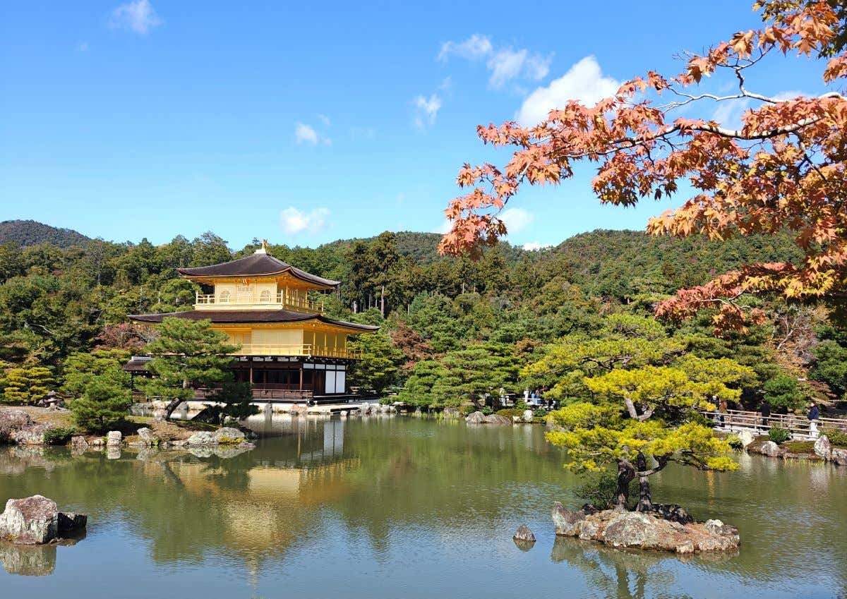 Vista panorámica del Pabellón Dorado de Kioto en un día despejado