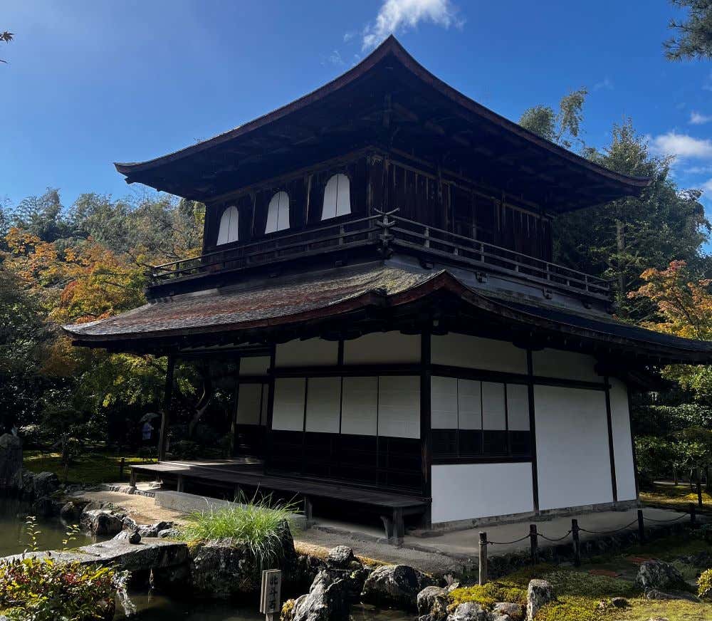 Detalle del Pabellón de Plata de Kioto rodeado por un precioso jardín en un día despejado