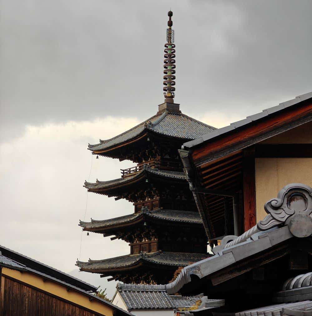 Vista de la Pagoda Yasaka en un día nublado en Kioto