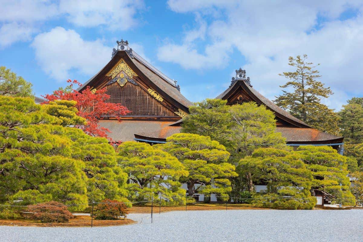 Panorámica del Palacio Imperial de Kioto con sus jardines y el cielo azul de fondo