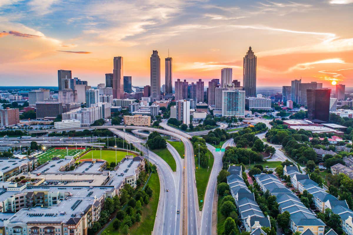 Vista aérea de la ciudad de Atlanta con varios rascacielos y carreteras al amanecer