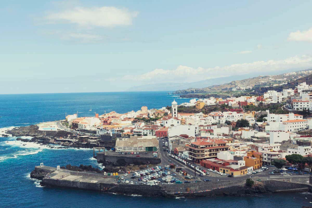 Panorámica de una ciudad costera con casas blancas en las Islas Canarias