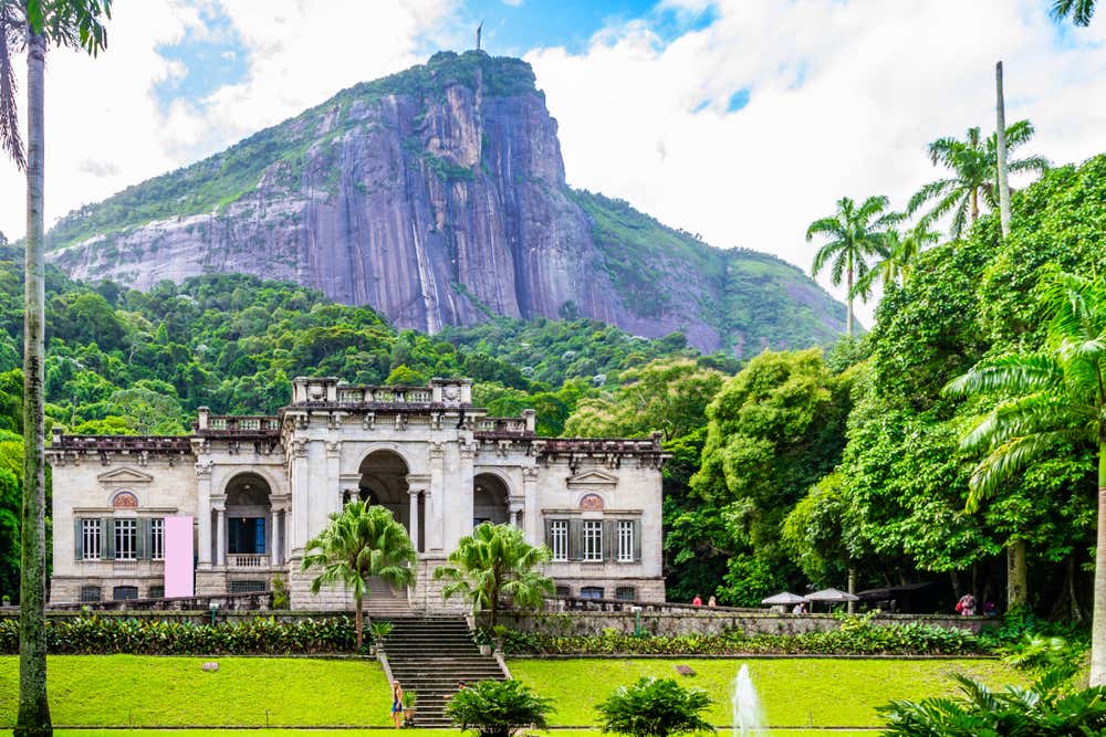 Postal del parque Lage, con el Pan de Azúcar al fondo, en Río de Janeiro
