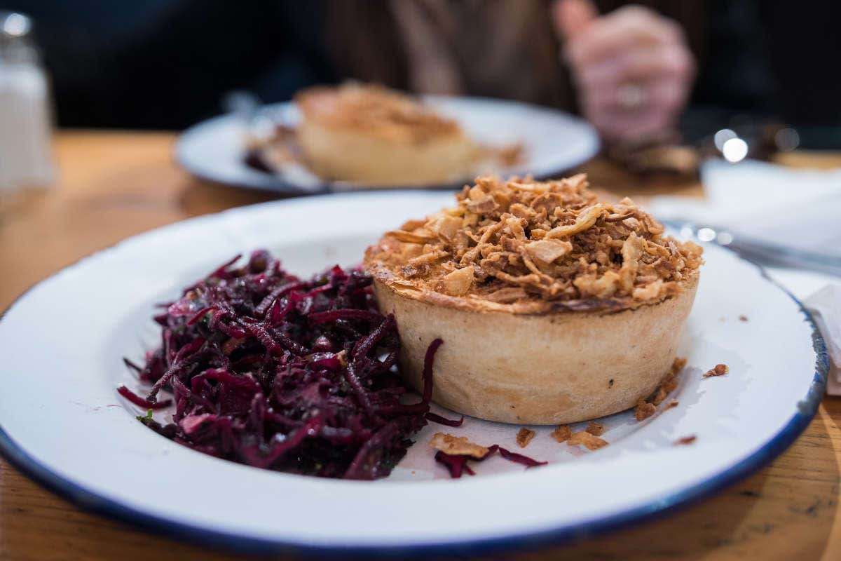 Un pie inglés junto a ensalada de remolacha
