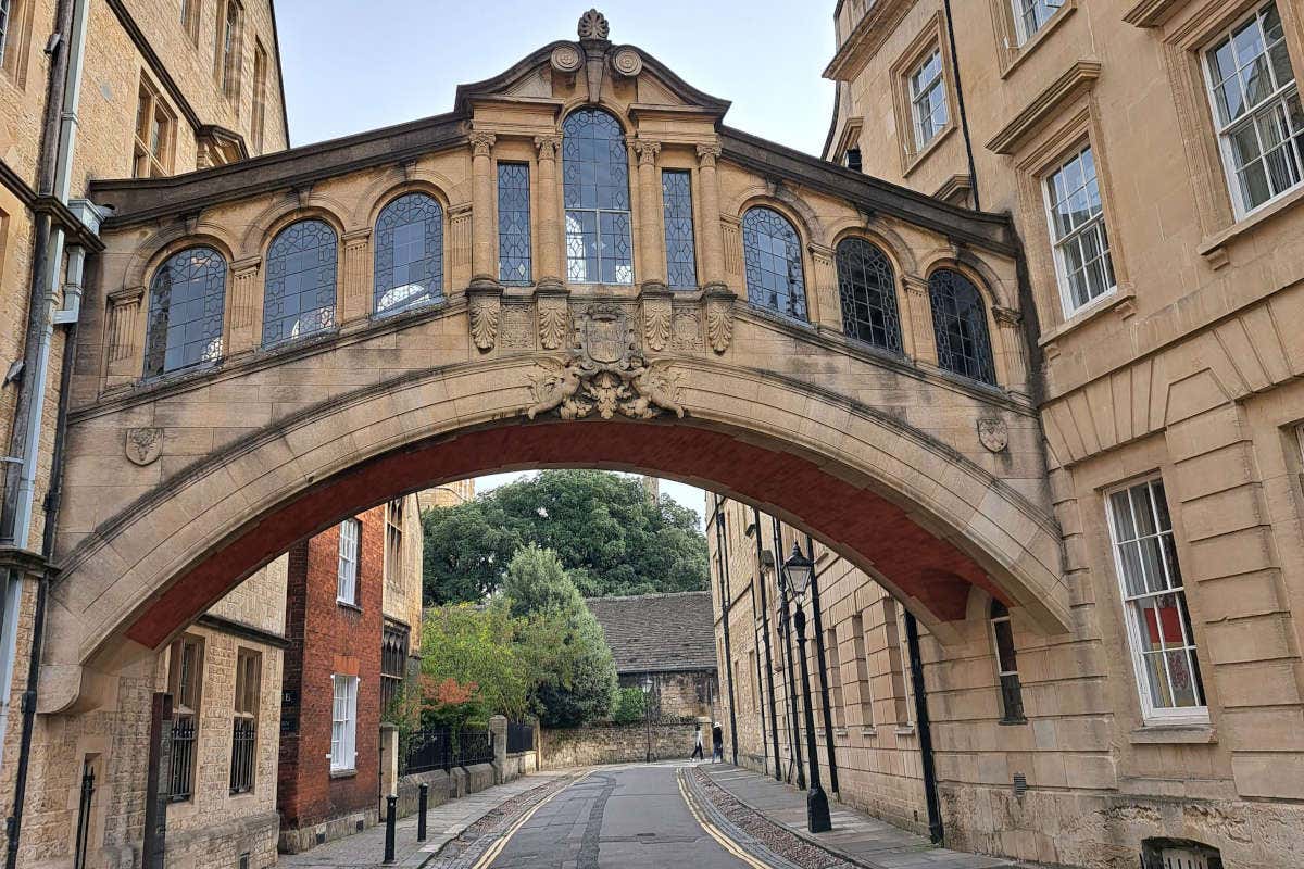 Puente de los Suspiros, que conecta dos edificios en el centro de Oxford