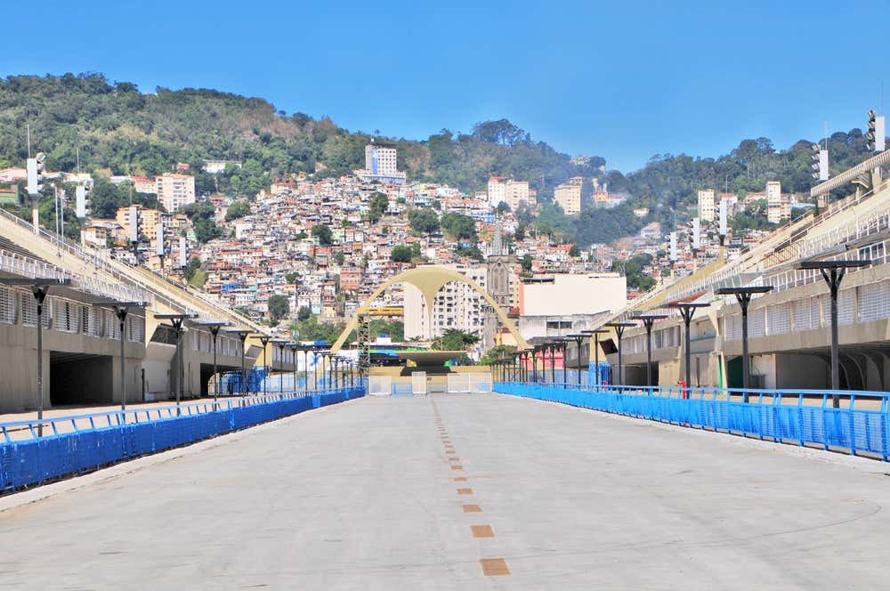 Gradas del Sambódromo de Río de Janeiro con una favela al fondo