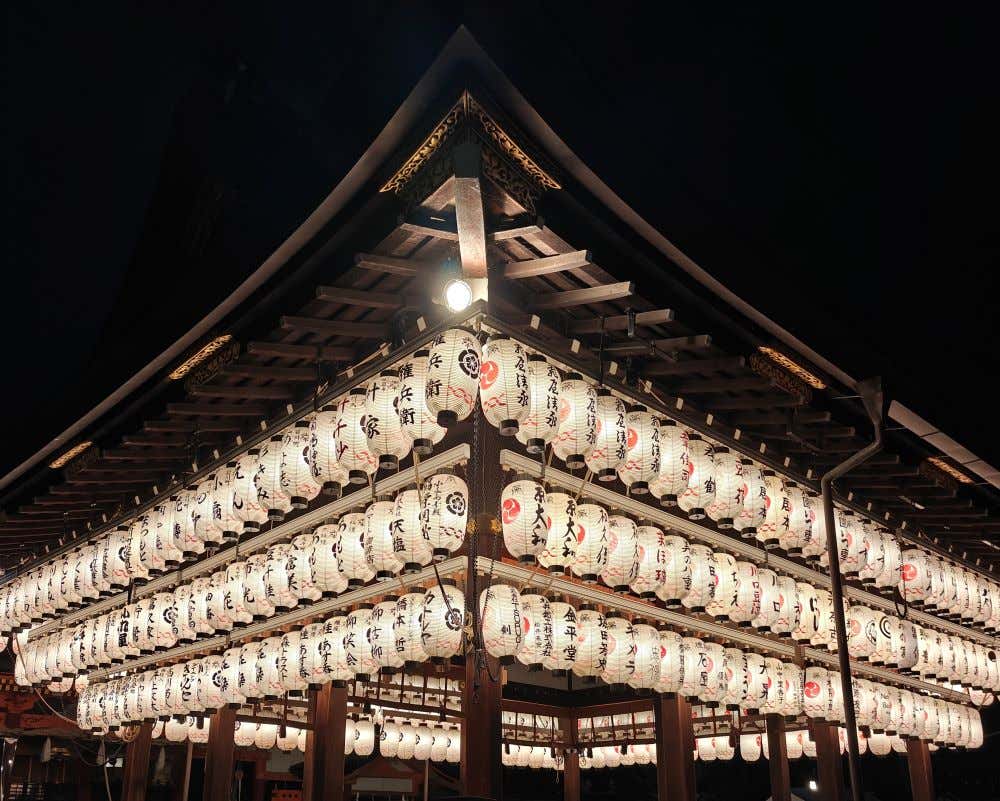 Detalle de los faroles iluminados en la noche del Santuario Yasaka, en el barrio de Gion