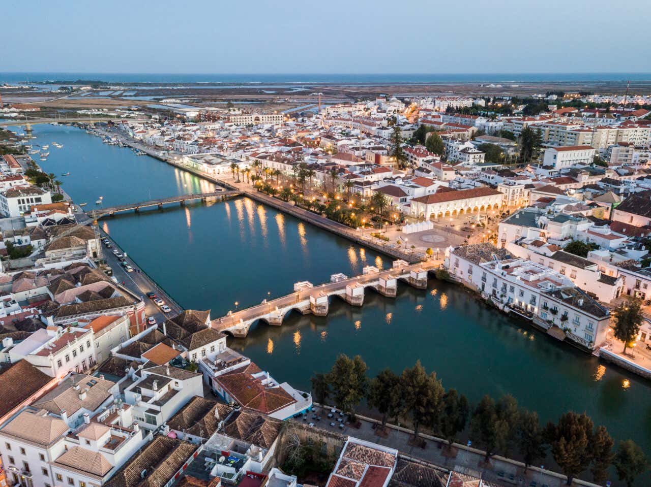Vue sur Tavira à la tombée de la nuit