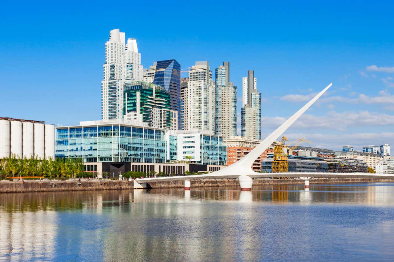 Vue sur les bâtiments du quartier de Puerto Madero sous le ciel bleu
