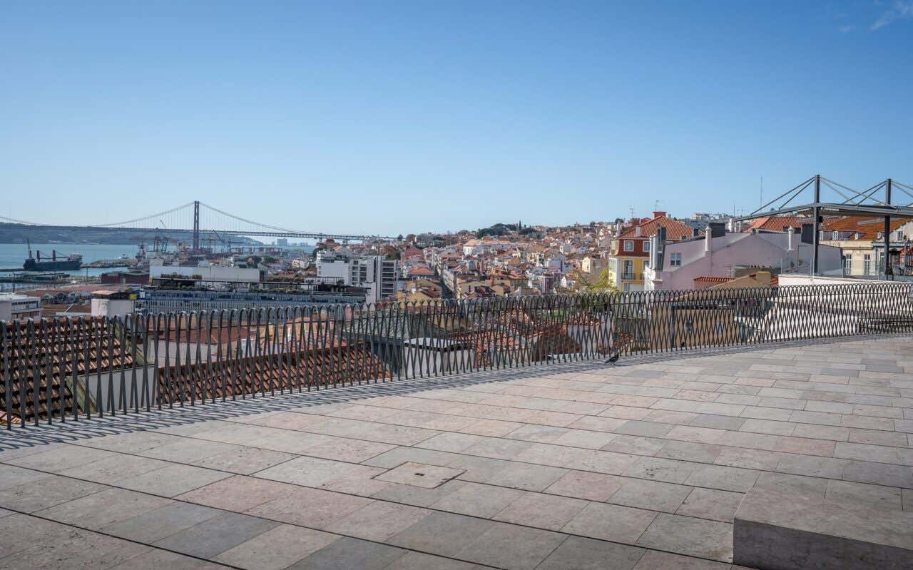 Vistas do Mirante do Adamastor em Lisboa em um dia de céu limpo