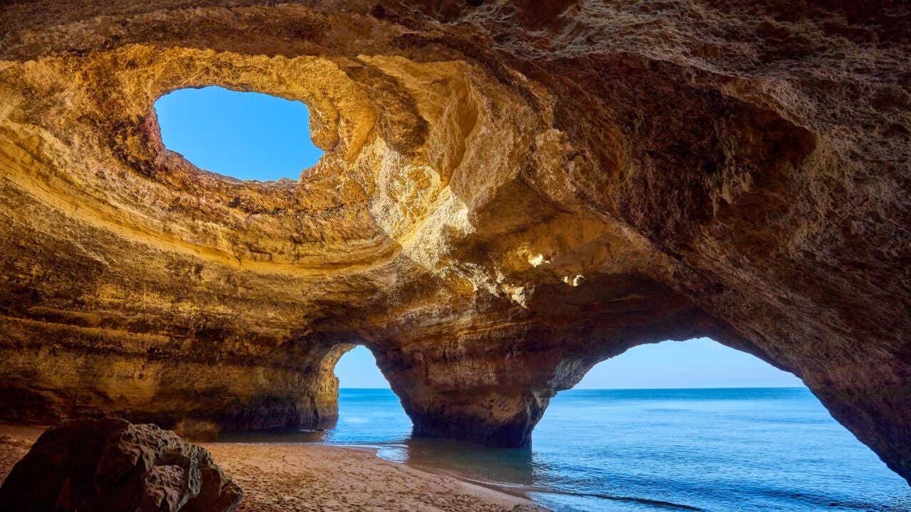 Vue sur le trou caractéristique de la grotte de Benagil