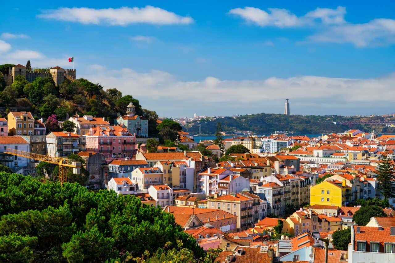 Vistas do Mirante dos Barros, em Lisboa, onde se vê o castelo de Lisboa e o Cristo Rei de Almada