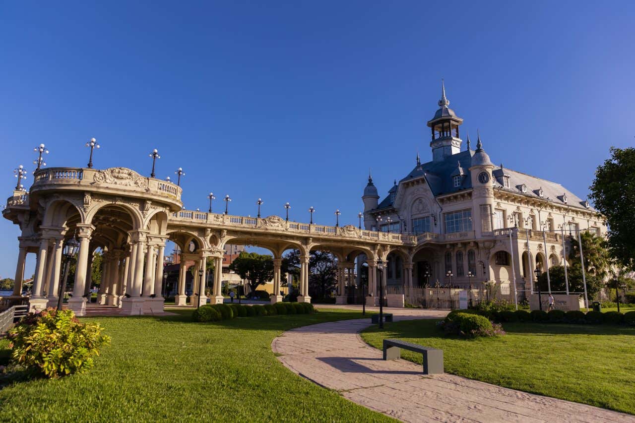 Musée de Arte Tigre sous le ciel bleu