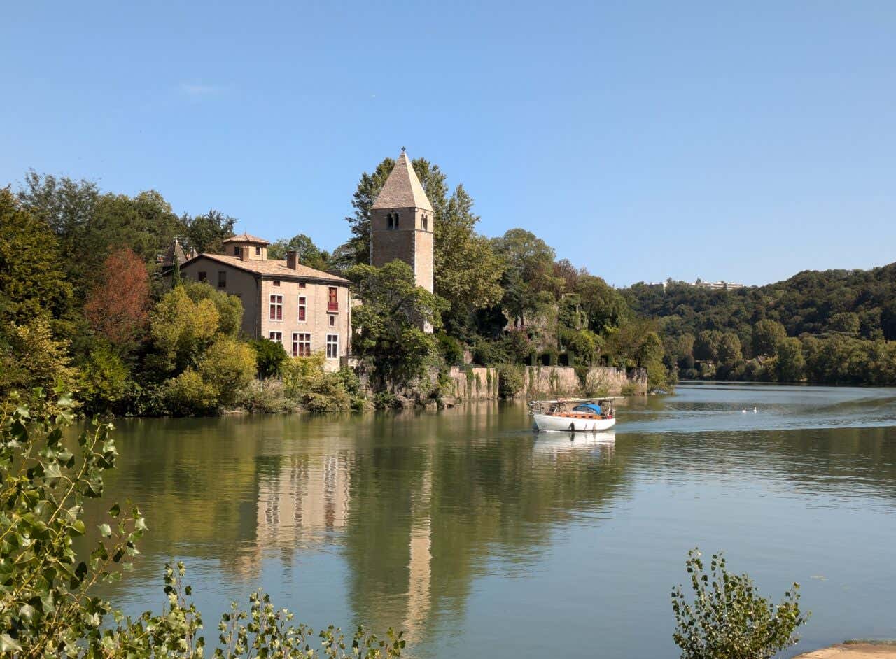 Église de l'île Barbe, petites embarcation sur la rivière