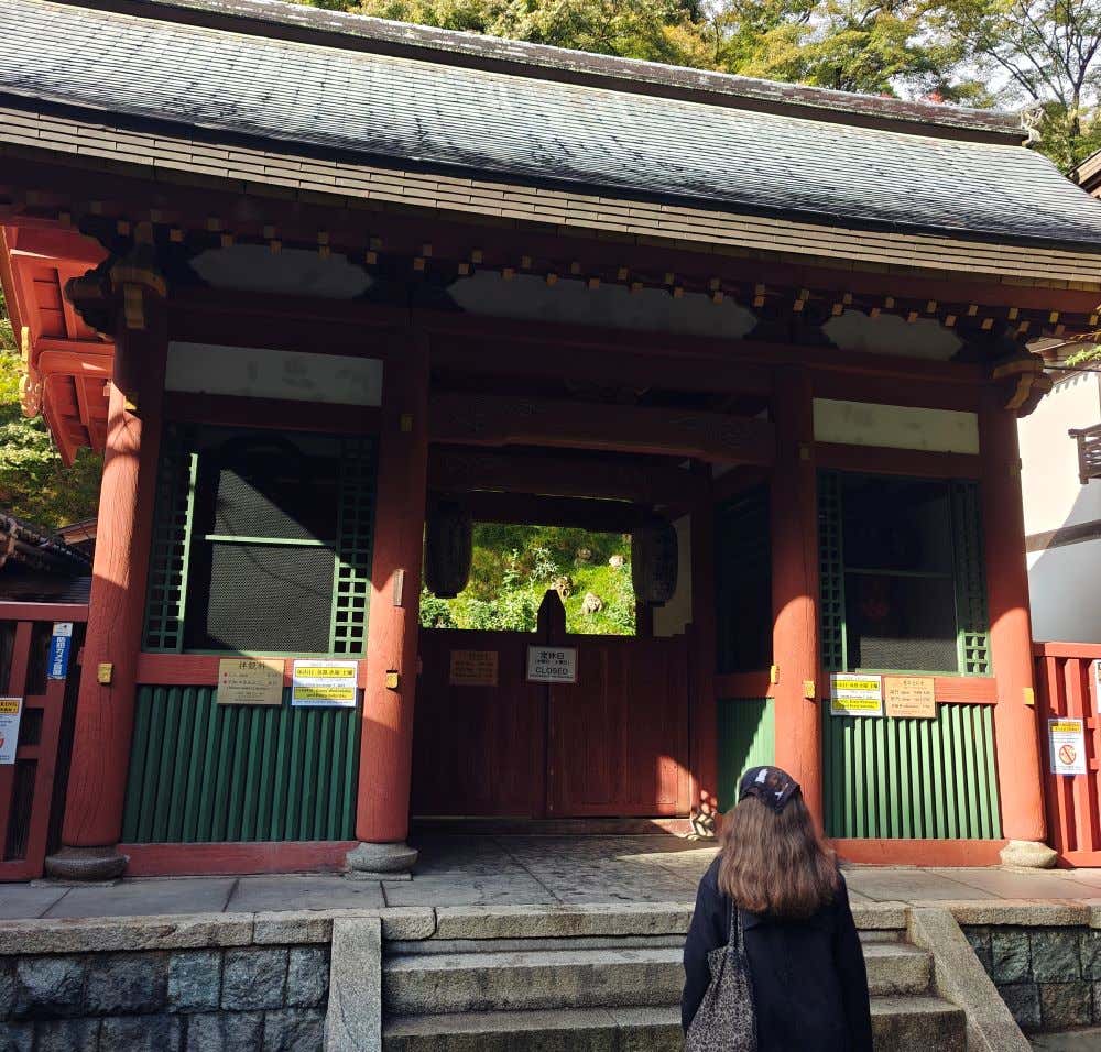 Chica entrando al templo Otagi Nenbutsu-ji en Kioto