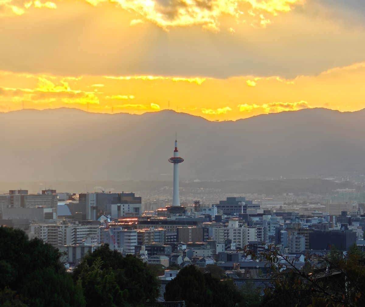 Vista panorámica del skyline de Kioto al atardecer y en medio se ve la Torre de Kioto
