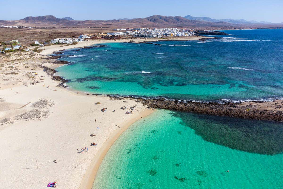 Vista aérea de una playa de arena blanca