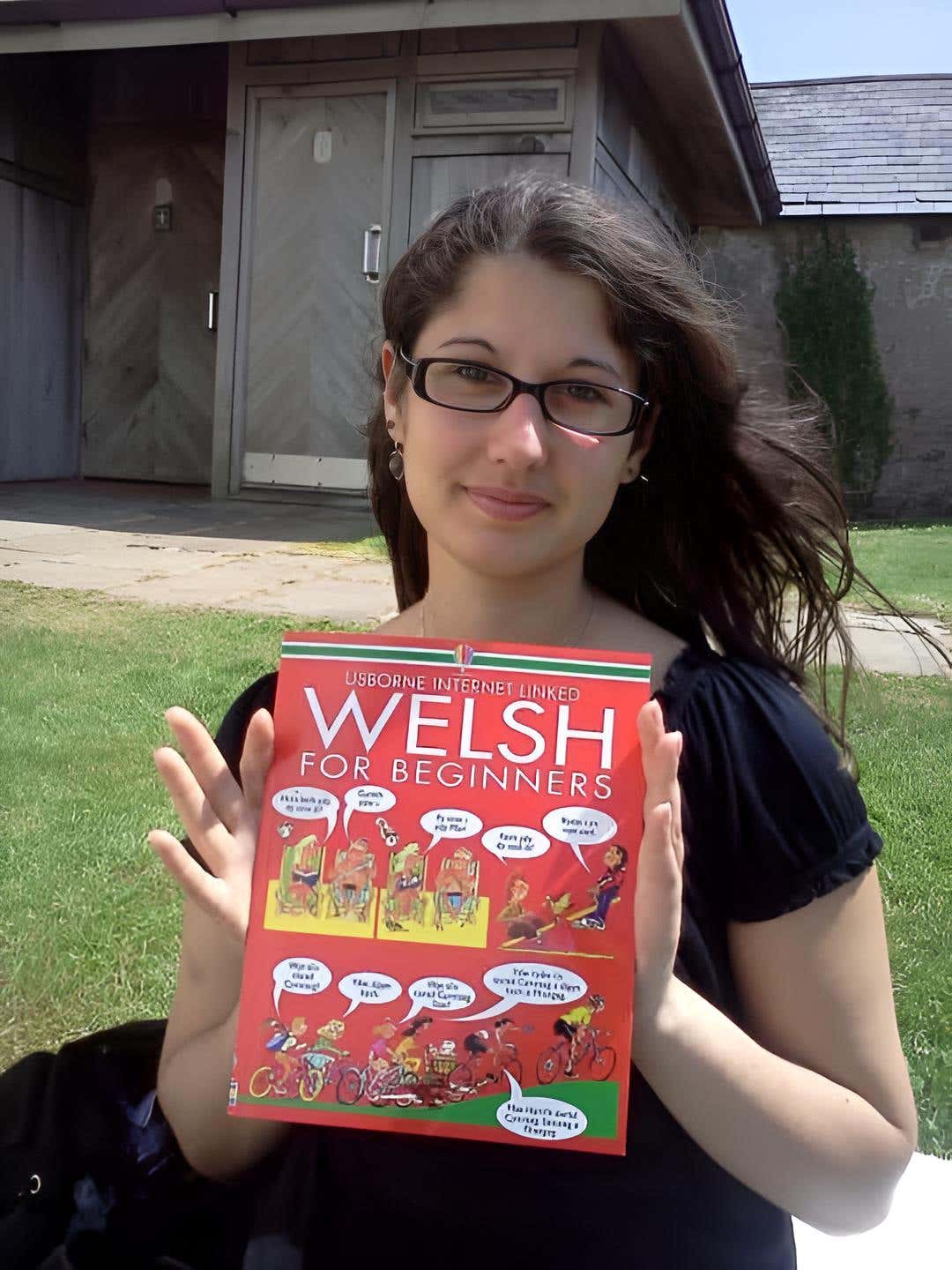 Una ragazza con in mano un libro di Gallese per principianti