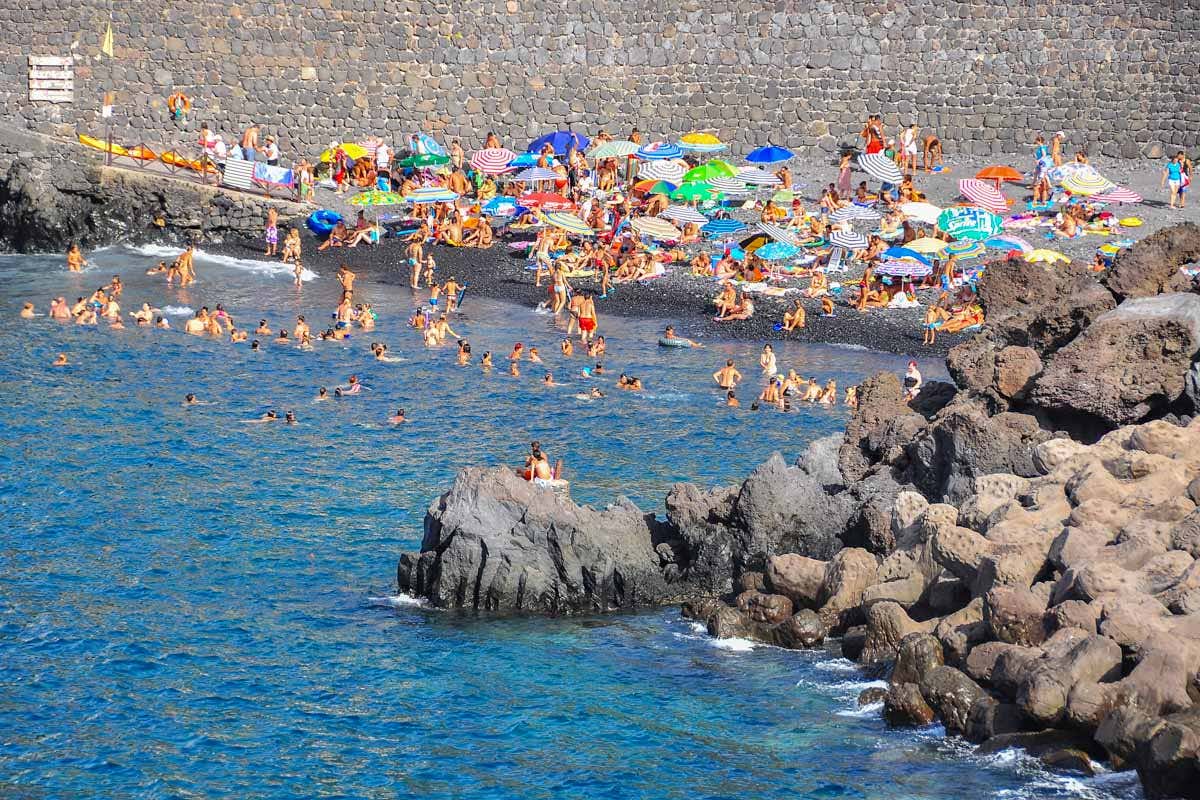 Familias disfrutando de la Playa Garachico en un día soleado.