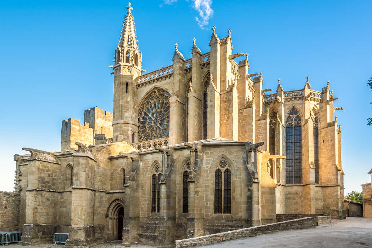 Exterior de una basílica gótica con un gran rosetón