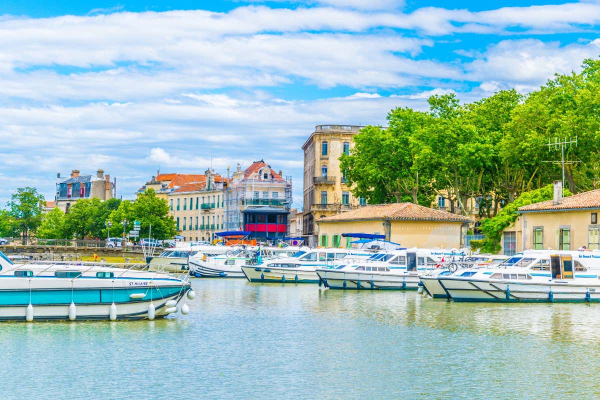 Barcos amarrados en un muelle urbano