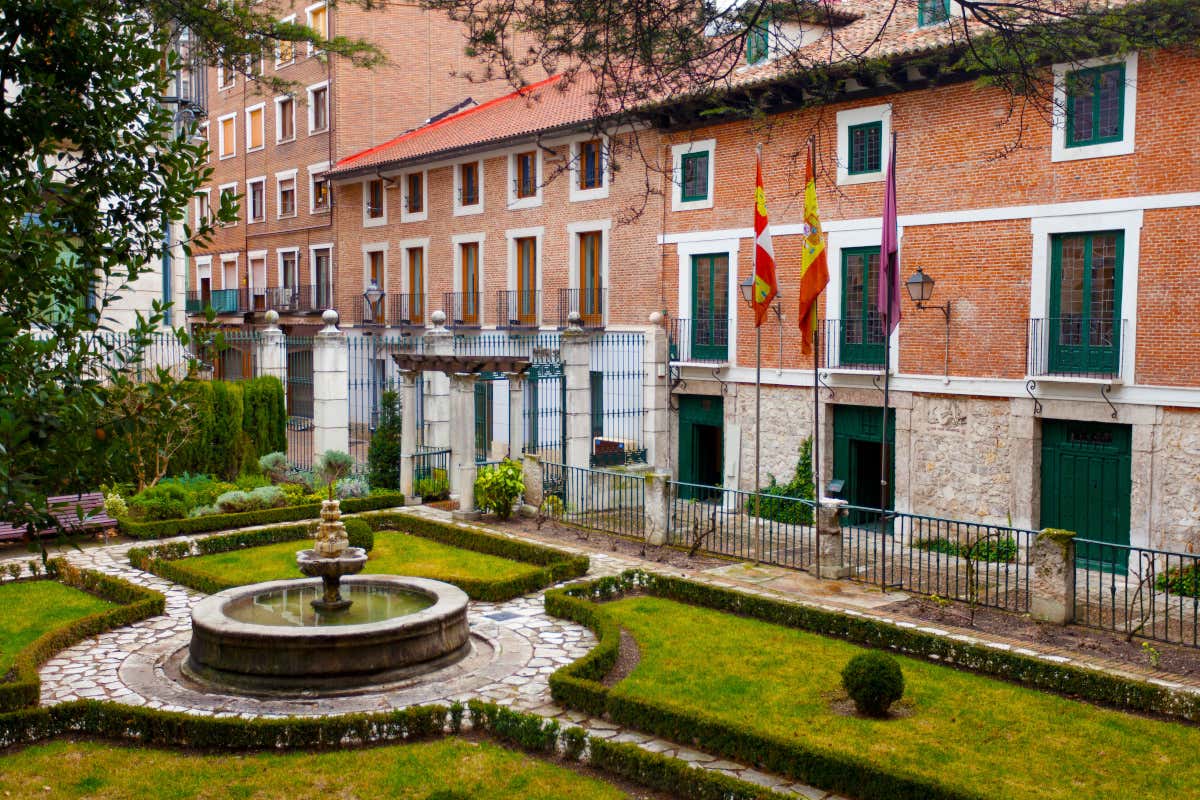 Fachada de la Casa de Cervantes, uno de los lugares que hay que ver en Valladolid