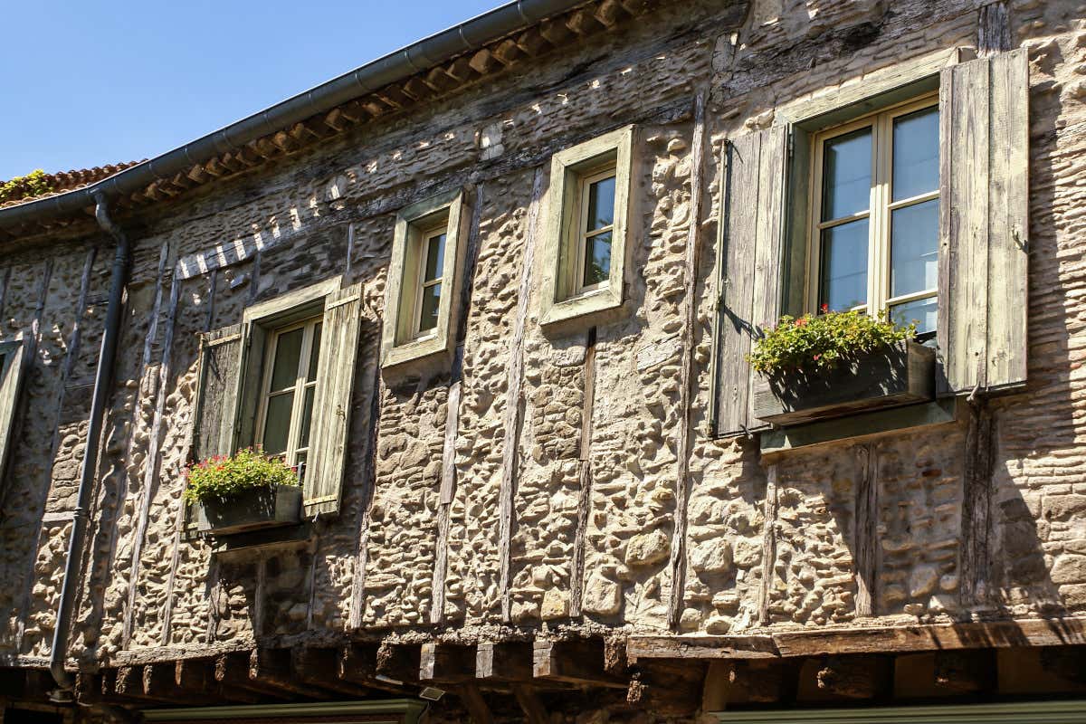 Detalle de una casa tradicional occitana con entramados de madera