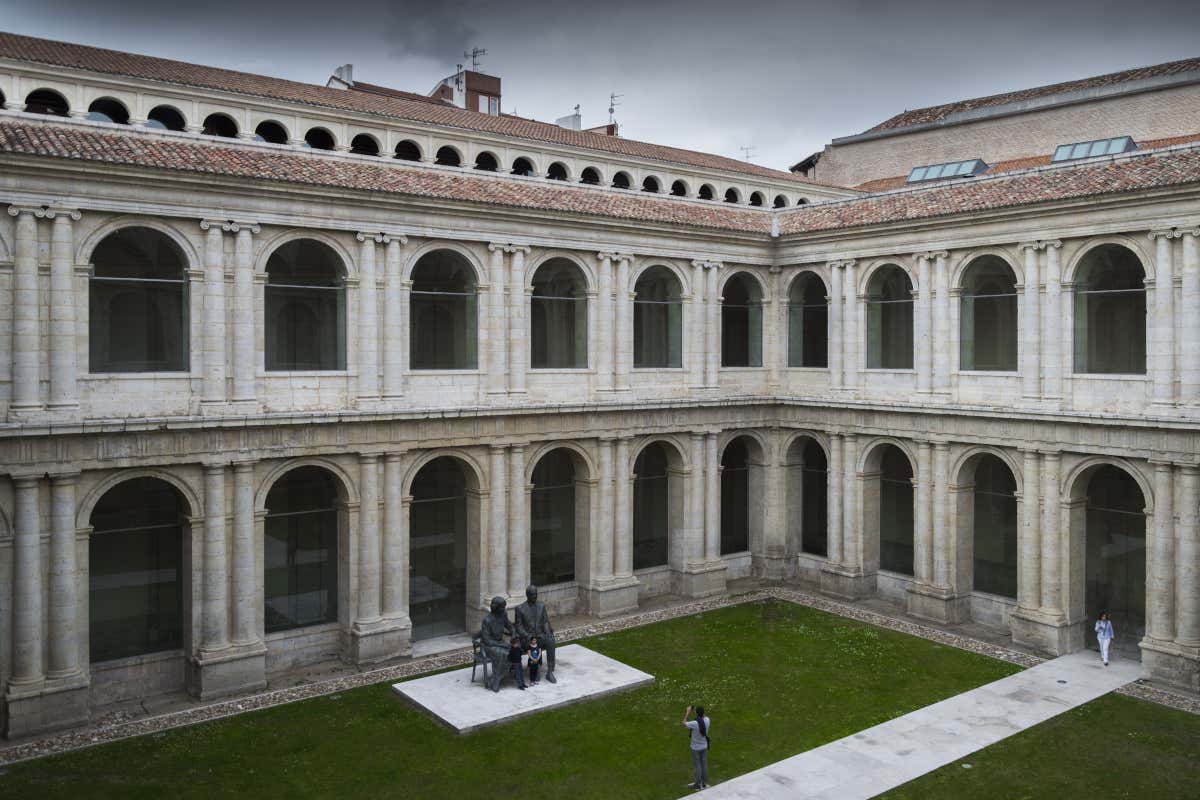 Una mujer haciendo fotos a las esculturas del Patio Herreriano, uno de los lugares que hay que ver en Valladolid