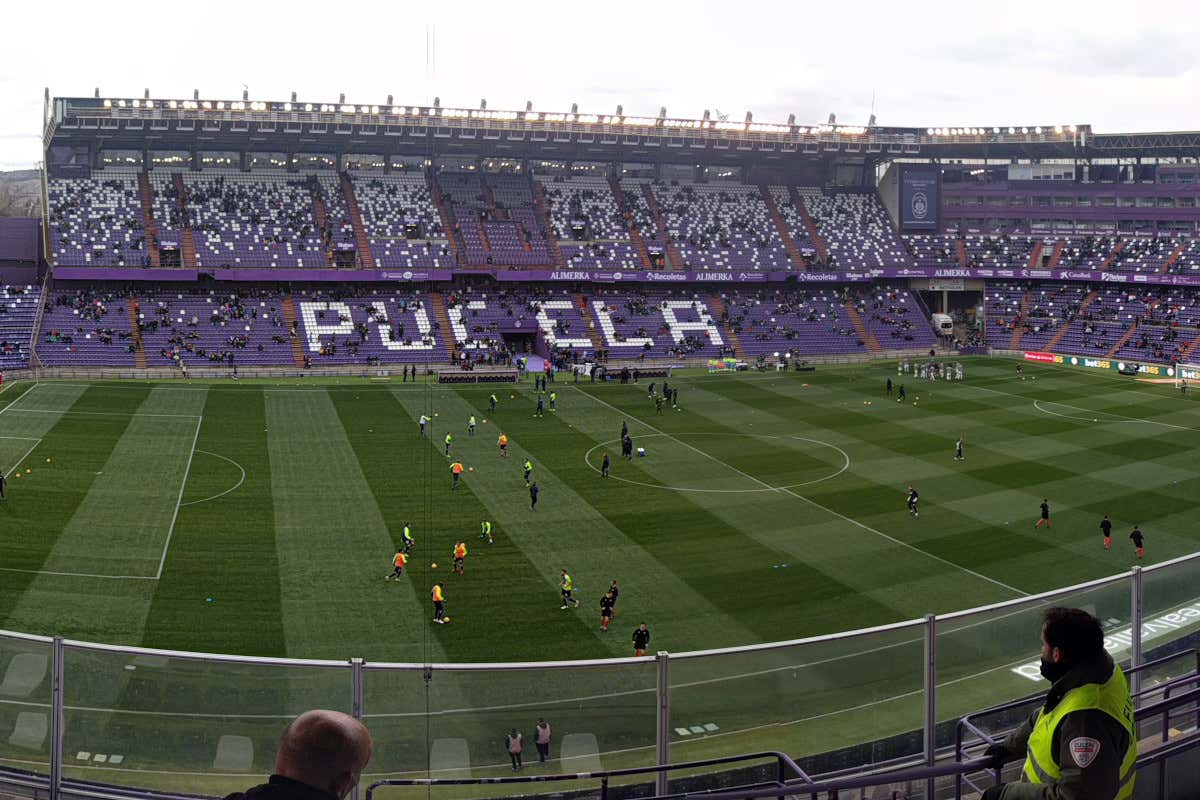 Gradas de color violeta de un estadio, con la palabra Pucela pintada de blanco