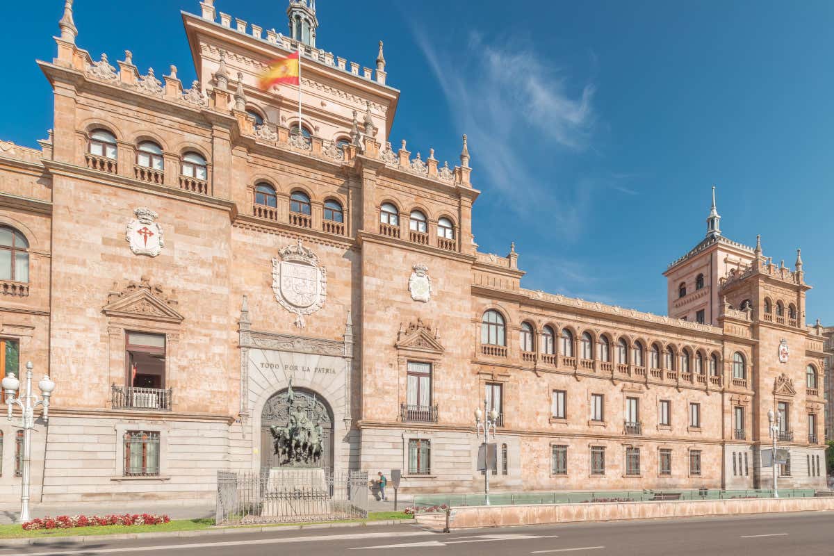 Fachada de un edificio neoplateresco de color ocre