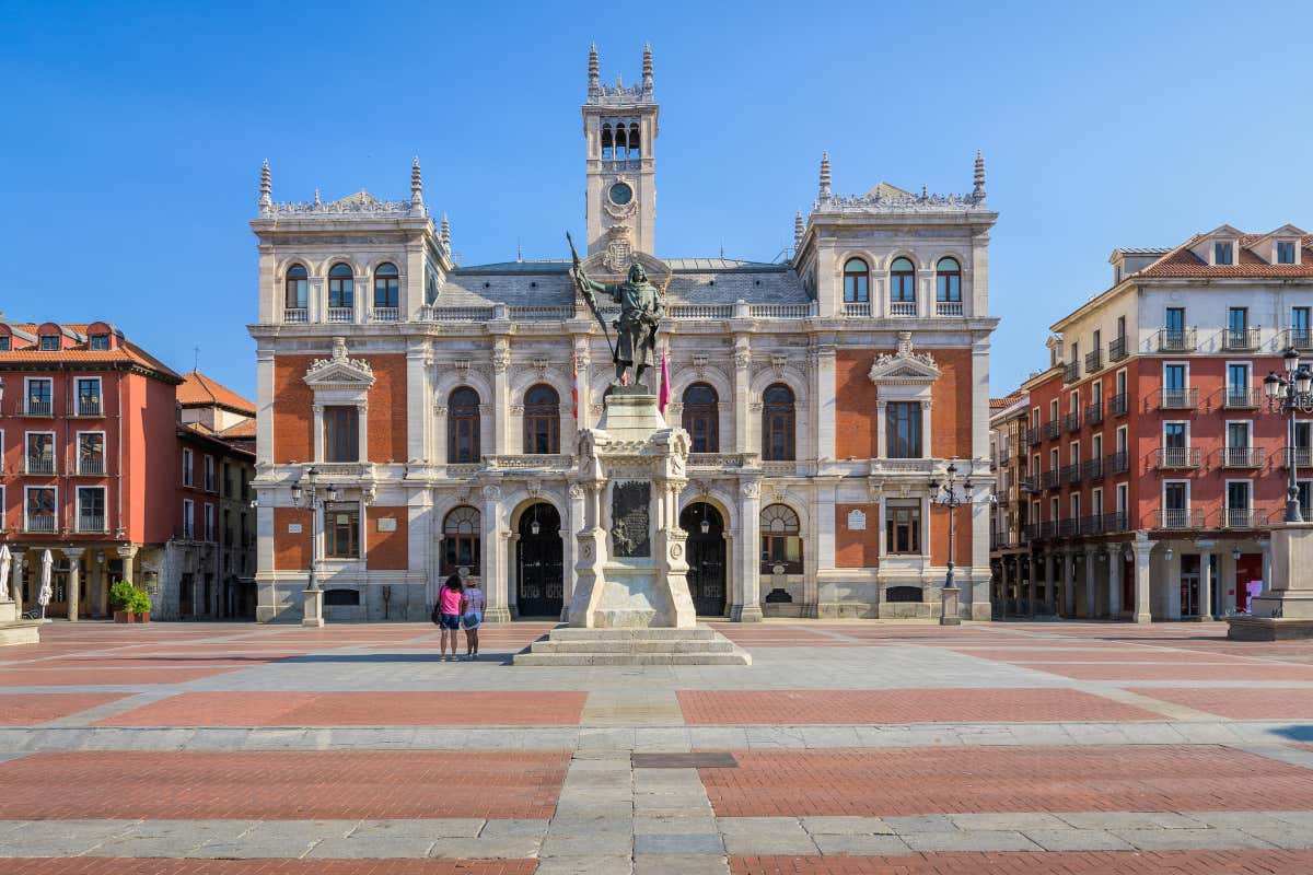 Fachada del Ayuntamiento en la plaza Mayor, uno de los lugares imprescindibles que ver en Valladolid