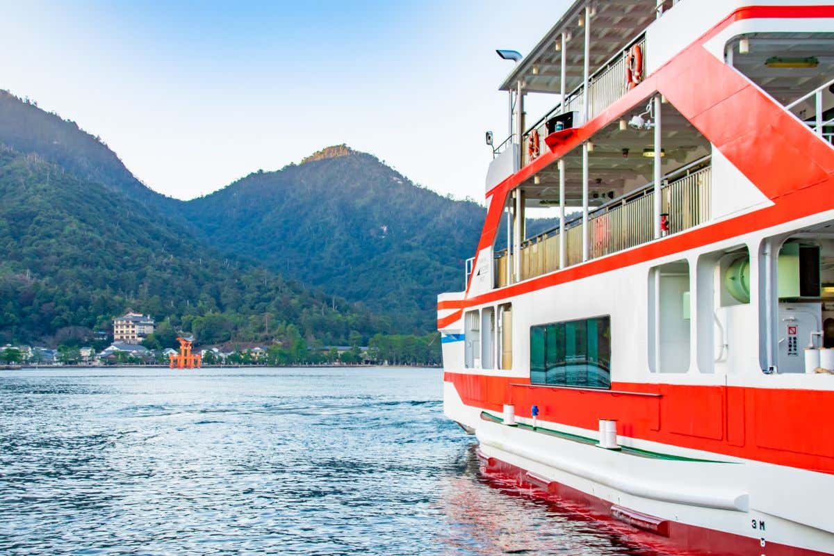 Lateral de un ferry navegando hacia la isla de Miyajima