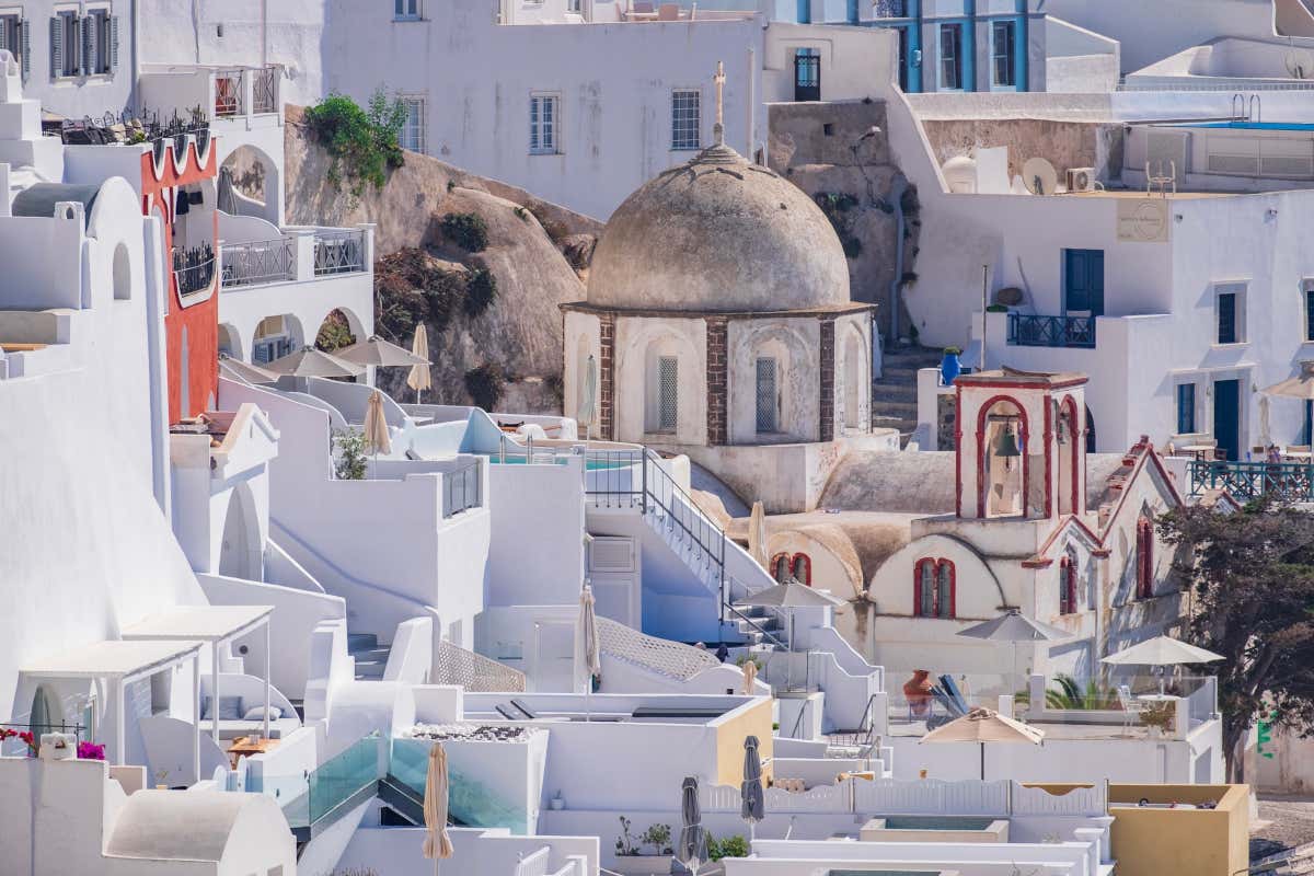 Vue sur les maisons du village de Fira, la capitale de Santorin
