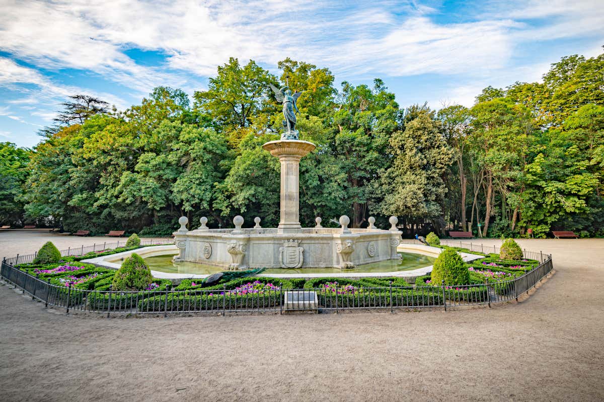 Detalle de una fuente situada en un parque