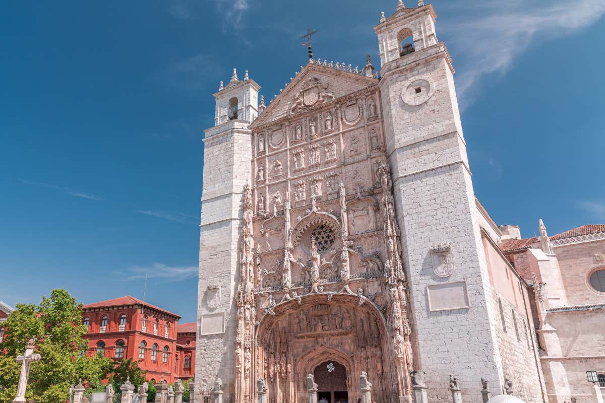 Fachada gótica de una iglesia