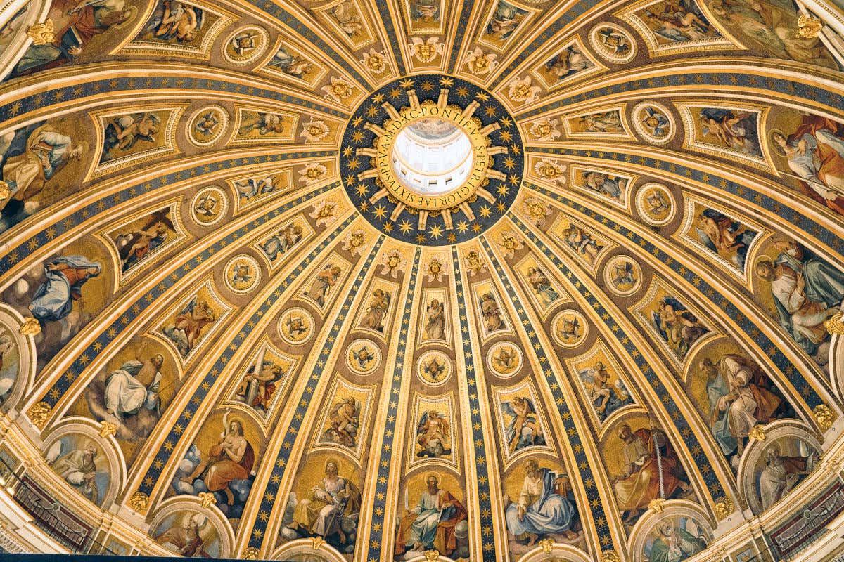 Interior de la cúpula del Vaticano, decorada con numerosas pinturas de santos