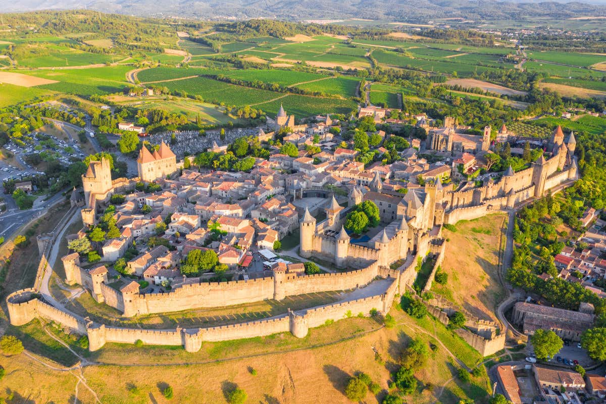 Vista panorámica de las murallas y del castillo Condal de la ciudadela, el gran atractivo de Carcassonne